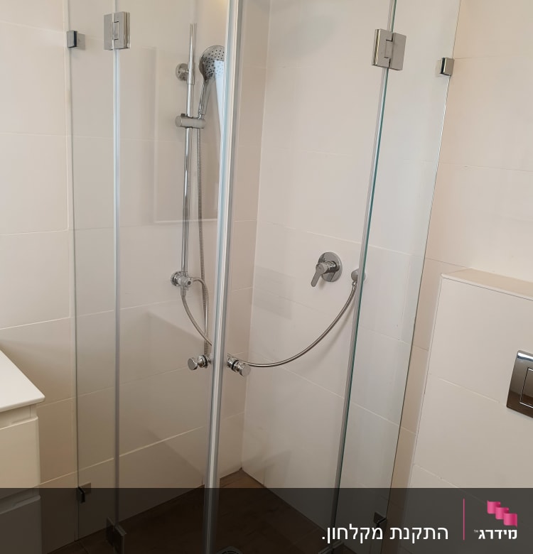 מקלחון זכוכית עם ראש מקלחת מתכתי